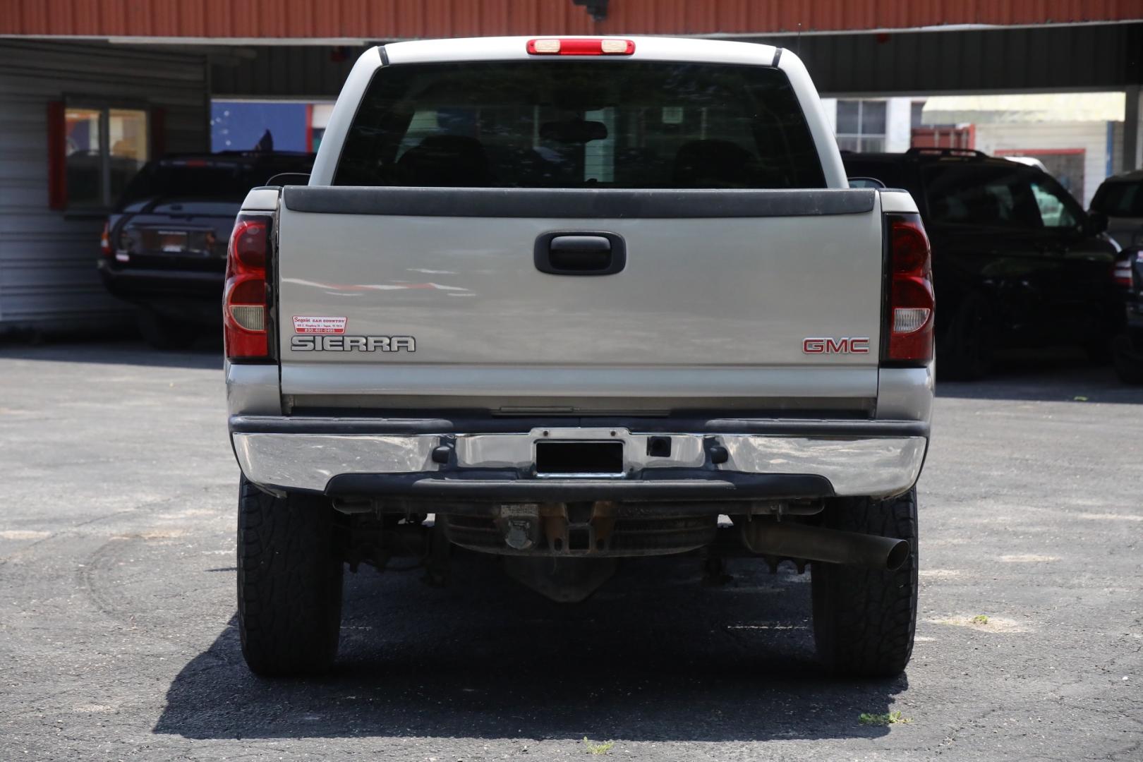 2004 SILVER GMC SIERRA 2500HD SLT Ext. Cab Short Bed 2WD (1GTHC29U64E) with an 6.0L V8 OHV 16V engine, 4-SPEED AUTOMATIC OR 5-SPEED AUTOMATIC OR 6-SP transmission, located at 420 E. Kingsbury St., Seguin, TX, 78155, (830) 401-0495, 29.581060, -97.961647 - Photo#5